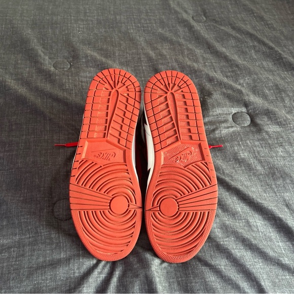 Size 10.5 - Jordan 1 Retro High OG Bloodline 2019 - Picture 7 of 7